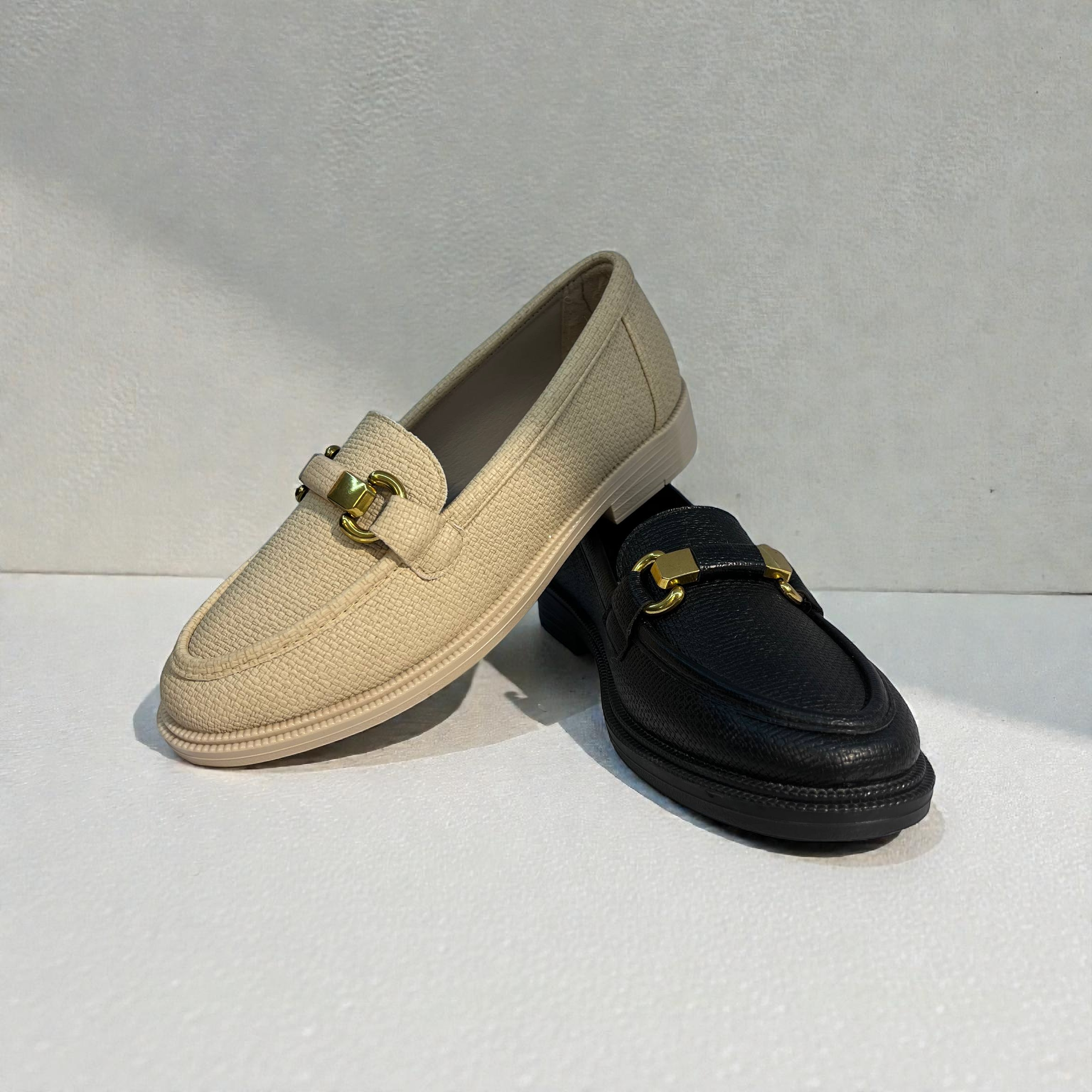 Women's elegant flat shoes in neutral colors